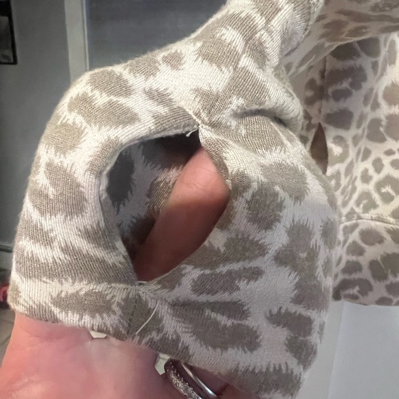 Glyder Lounge Long Sleevee in Oatmilk Leopard size M Soft - Picture 13 of 16